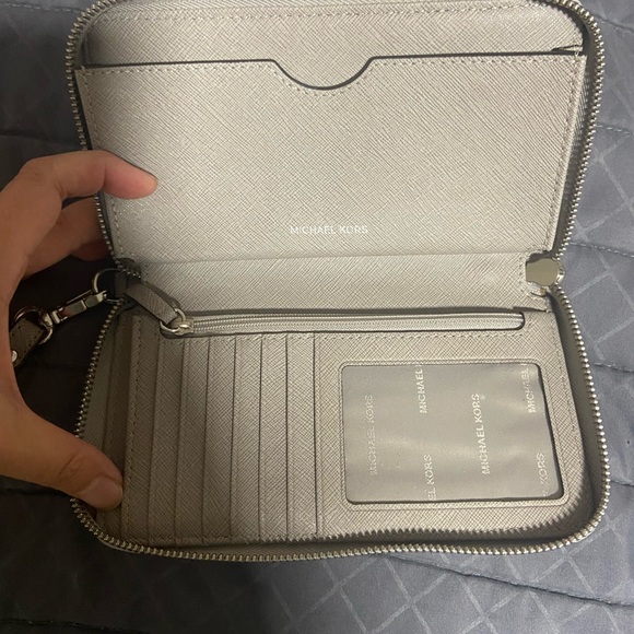 Michael kors wallet/wristlet - Picture 3 of 5